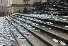 La escalinata foral en Vitoria se llena de "billetes de 100"