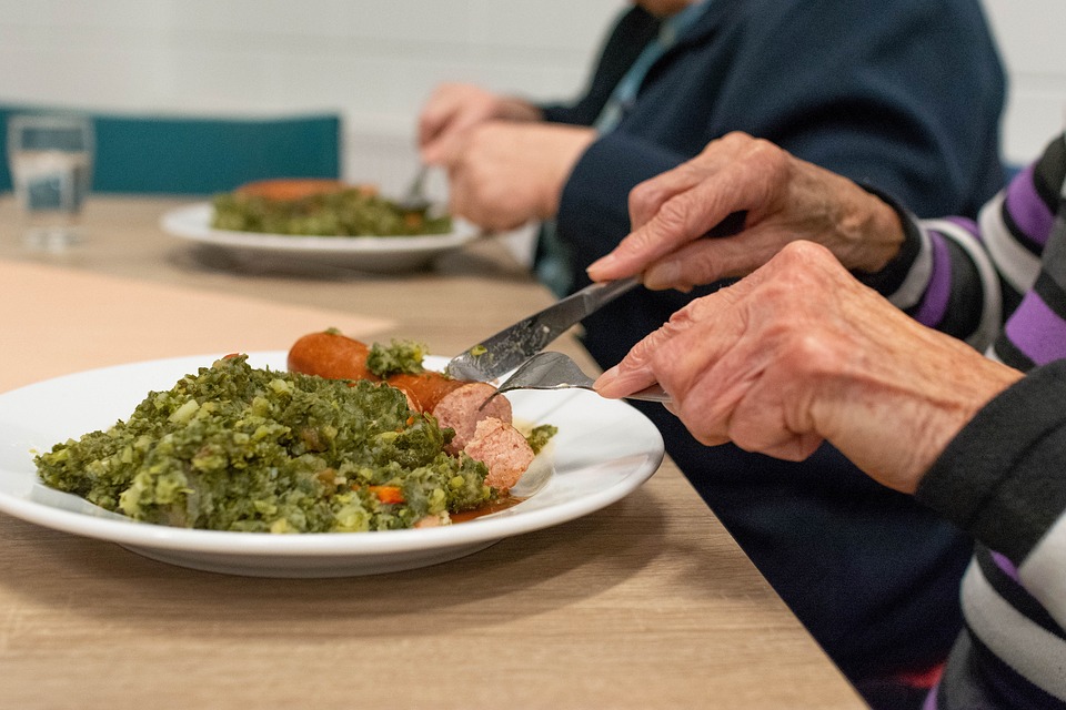 Vitoria gasta solo 3 € por menú de comidas a mayores