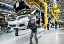 Mercedes Vitoria deja de fabricar 32 furgonetas al día
