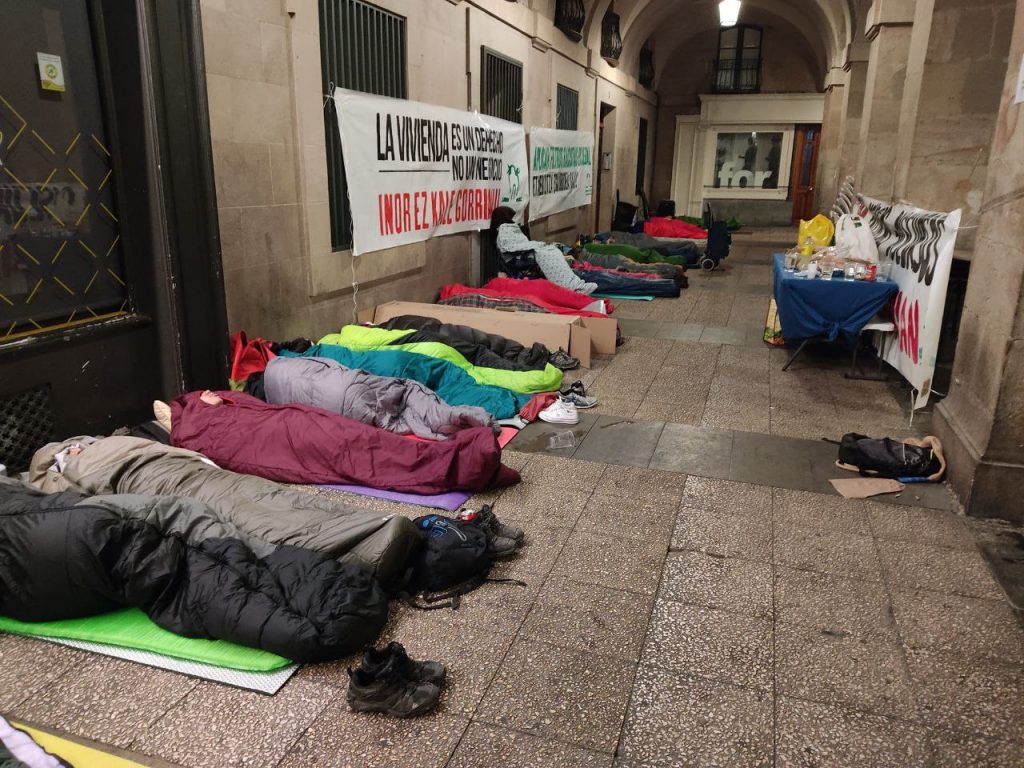 Vitoria: 30 personas duermen en la puerta del Ayuntamiento