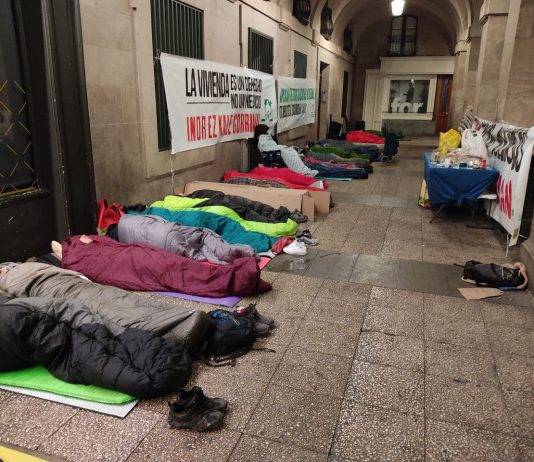 Vitoria: 30 personas duermen en la puerta del Ayuntamiento