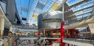 El Ayuntamiento de Vitoria y El Boulevard han firmado un convenio marco que servirá para impulsar el uso del euskera en el centro comercial.