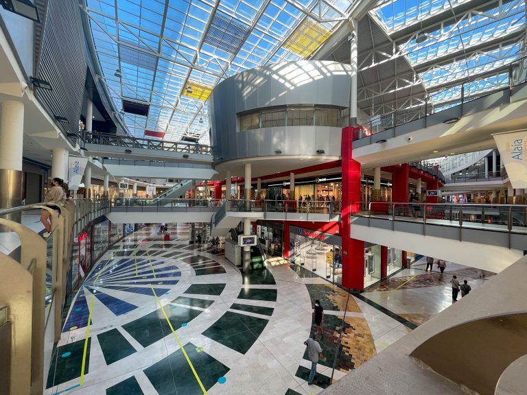 El Ayuntamiento de Vitoria y El Boulevard han firmado un convenio marco que servirá para impulsar el uso del euskera en el centro comercial.