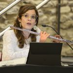Vitoria compra una flauta que cuesta un dineral