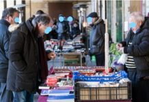 Vitoria concederá por 4 años los puestos dominicales Malos olores del mercado coleccionista dominical en Vitoria