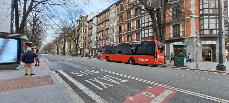 Bilbao: A la caza de coches aparcados en paradas de bus