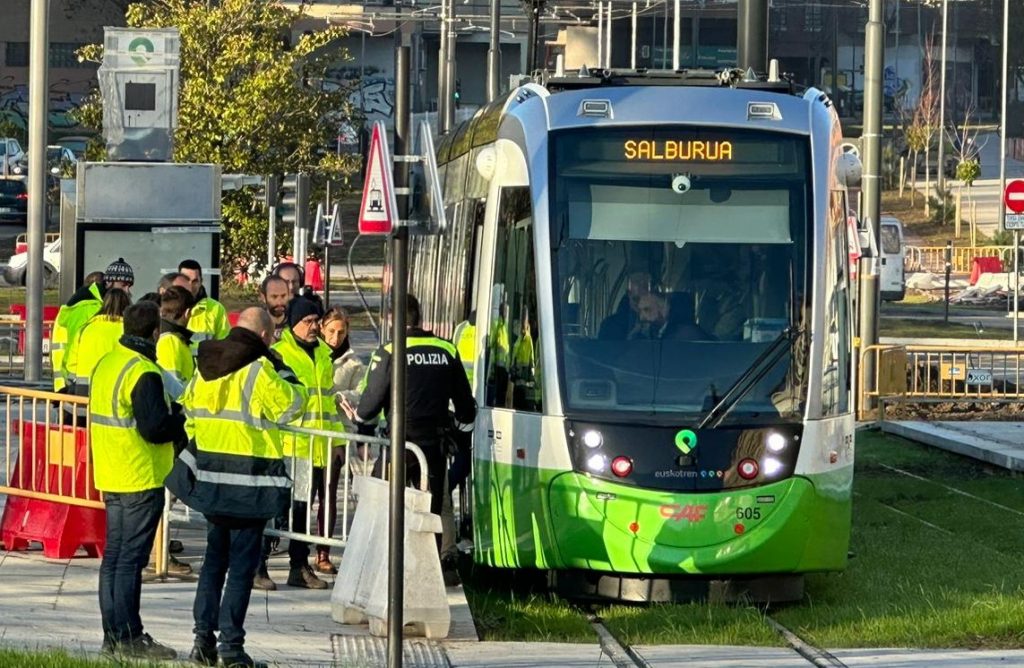 Vitoria: Primer viaje del nuevo tranvía ¡Primera irregularidad!