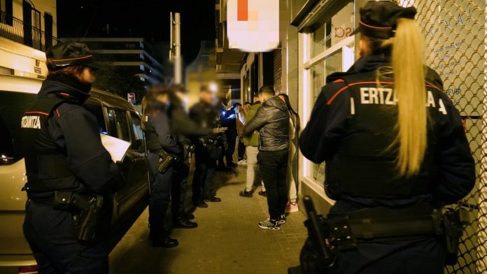 5 FOTOS: Cacheos y policías ´on fire´ tras apuñalamientos en Vitoria