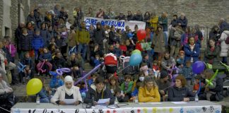 Protesta en árabe contra la pediatría de Vitoria (cartel)