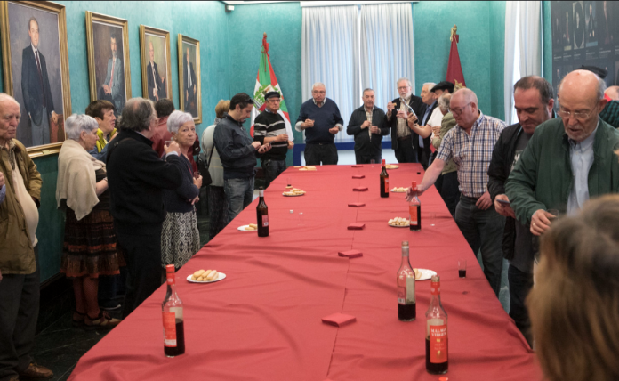 malaga virgen vitoria Diputación invita en Vitoria a lingotazos de "Málaga Virgen"
