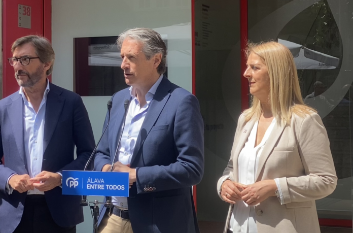Iñigo de la Serna con Iñaki Oyarzabal y Ainhoa Domaica
