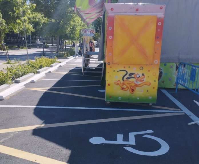 Vitoria: Barracas ocupan aparcamientos de discapacitados