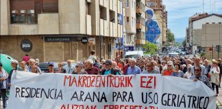 Manifestación en Vitoria contra el macrocentro de refugiados