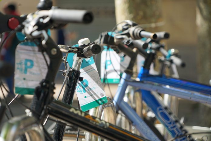 Vitoria coloca publicidad en bicis aparcadas