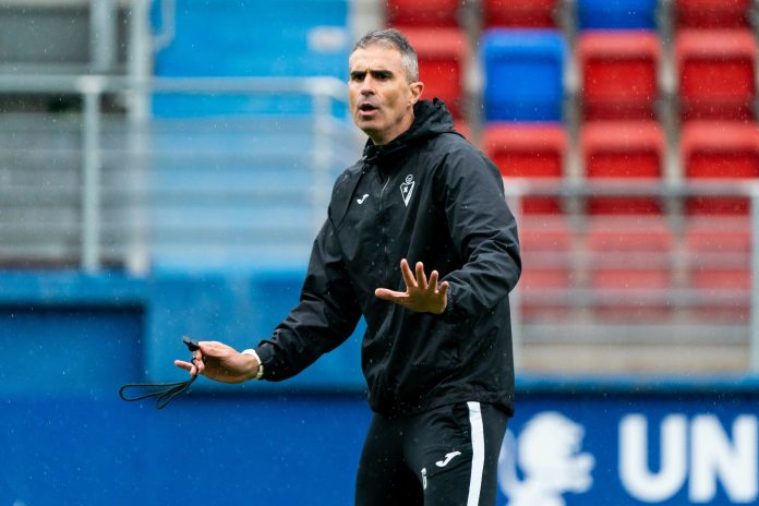El entrenador del Eibar presiona con el arbitraje