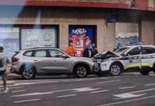 Destrozado en Vitoria un coche de la Policía