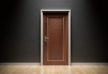Vitoria: Su pareja y hermana aporrean la puerta de la maltratada