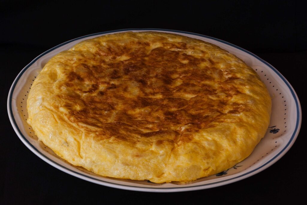 13 intoxicados tras comer tortilla de patata en un bar de Vitoria