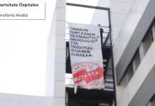 Cuelgan una pancarta en el Hospital de Txagorritxu