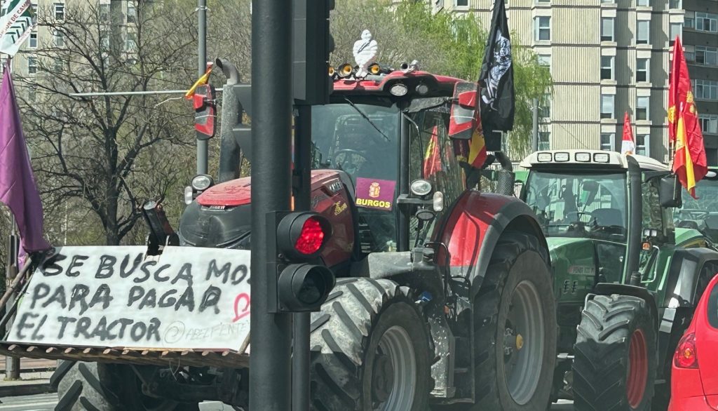 300 tractores y altercados en Vitoria al llegar el ministro