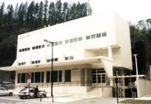 Abandona a su hijo de 3 años en la puerta de una comisaría