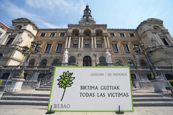 EnMemoriaTodasLasVíctimas_GogoanBiktimaGuztiak