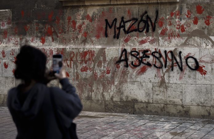 Pintadas tras la manifestación para exigir la dimisión de Carlos Mazón