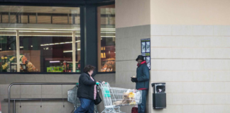 Eres ‘racista’ en Vitoria si ayudas al mendigo del supermercado Vitoria pide ayuda ciudadana para evitar mendicidad en supermercados