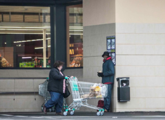 Eres ‘racista’ en Vitoria si ayudas al mendigo del supermercado Vitoria pide ayuda ciudadana para evitar mendicidad en supermercados