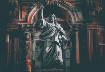 Soledad del político de Vitoria más anti-Alavés votando como Jesucristo Soledad del político de Vitoria más anti-Alavés votando como Jesucristo