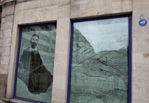 Dibujos de historia en escaparates sin uso en Vitoria