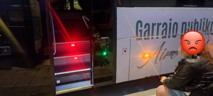 alavabus-silla-ruedas AlavaBus deja tirada a una menor en silla de ruedas