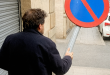 ¡Furia en Vitoria! A estacazos con una señal de tráfico
