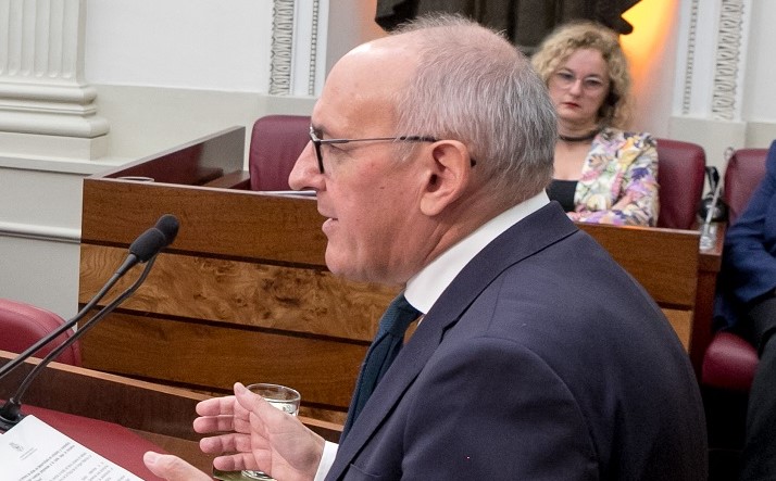 El diputado general de Álava se quita trabajo