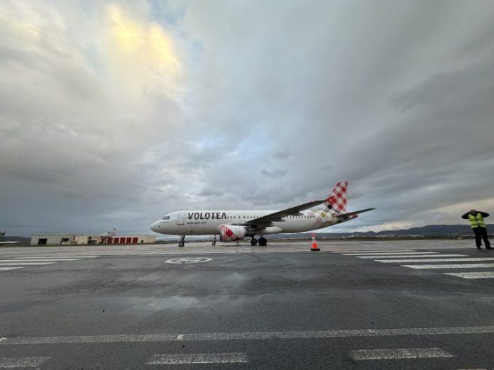 La alcaldesa de Vitoria inaugura los vuelos de Volotea