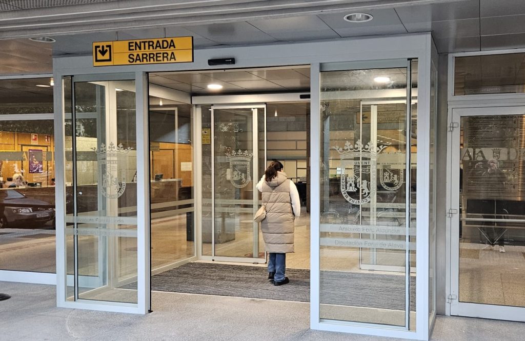 Meses para una puerta ¡Imagina si tienen que construir viviendas en Vitoria!