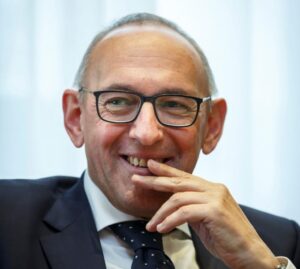 Récord histórico de sueldo de un político en Vitoria ¡114.000 euros!