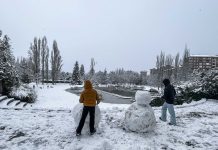 Balance invierno Euskadi: Cálido, lluvioso y con 128 alertas La nieve también desata las risas en Vitoria
