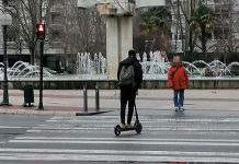 Los patinetes se toman a chirigota la campaña policial en Vitoria Los patinetes se toman a chirigota la campaña policial en Vitoria