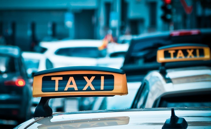 Una vitoriana casi sube al taxi vacío por pena Taxistas de Vitoria se niegan a cubrir noches festivas adecuadamente ¡Encuesta!