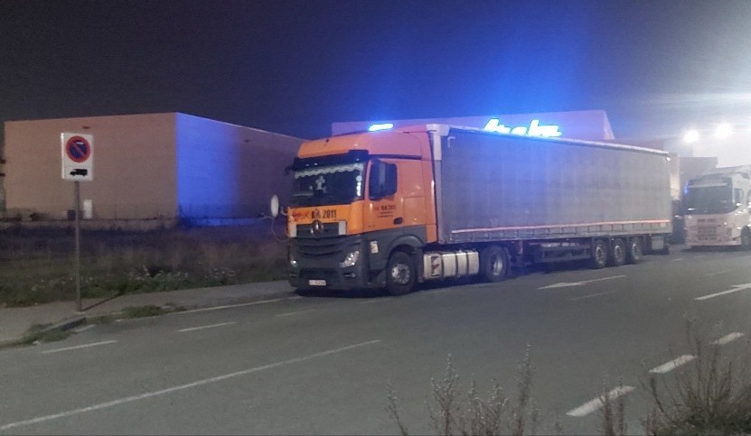 Camiones aparcan donde les sale en Vitoria
