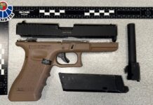 Amenaza con una pistola simulada a la camarera