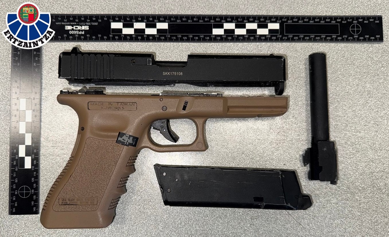 Amenaza con una pistola simulada a la camarera