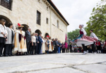 Miles de alaveses llenan las campas de Armentia