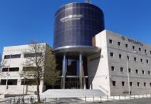 Tres jóvenes, uno menor, sorprendidos robando en Vitoria