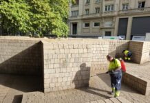 Vitoria limpia pintadas y friega el suelo del centro