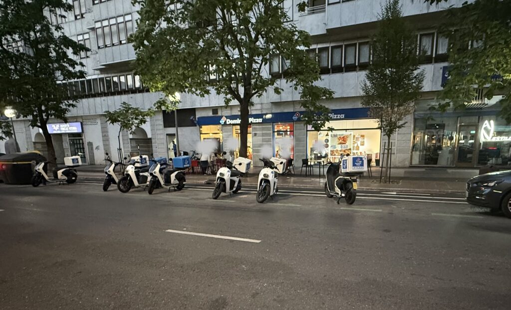 Vitoria intervendrá por motos de reparto que acaparan parkings