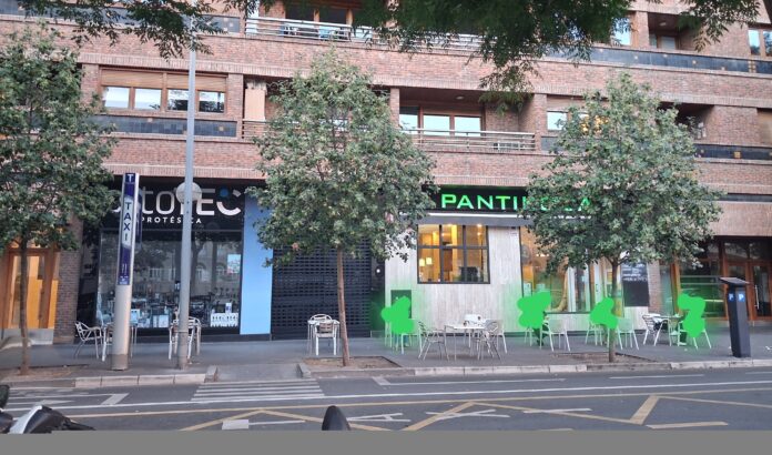 Mesas frente a la ortopedia de Vitoria ¡Triple del permiso!