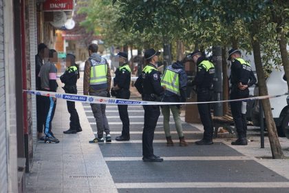 El infierno cotidiano de vivir junto a una lonja okupada en Vitoria