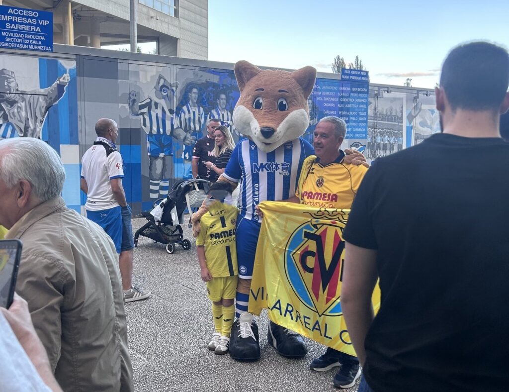 Niños del Villarreal convierten a Babazorro en estrella de Hollywood